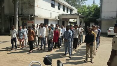 Photo of त्योहारों से पहले बिलासपुर पुलिस का शिकंजा, गुंडा-निगरानी बदमाशों की कराई परेड।