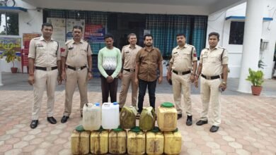Photo of कोटा पुलिस की अवैध महुआ शराब तस्करों पर बड़ी कार्रवाई 133 लीटर कच्ची महुआ शराब जब्त, दो आरोपी गिरफ्तार; मोटरसाइकिल भी जब्त।
